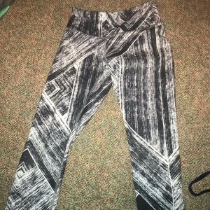 black and white lululemon cropped leggings